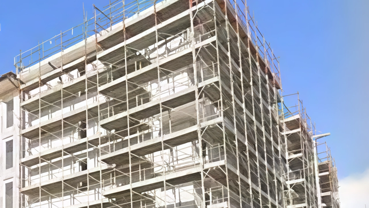 Il cantiere di via Pisacane dove c’è ancora da demolire il ‘casermone’ dichiarato a rischio sismico nel 2012. Nel palazzo di Erp lavori in grave ritardo Il cantiere di via Pisacane dove c’è ancora da demolire il ‘casermone’ dichiarato a rischio sismico nel 2012. Nel palazzo di Erp lavori in grave ritardo