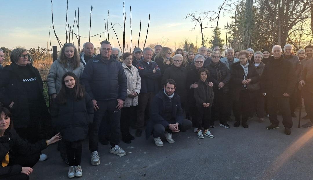 iolo si mobilita contro l antenna per la telefonia raccolte 600 firme