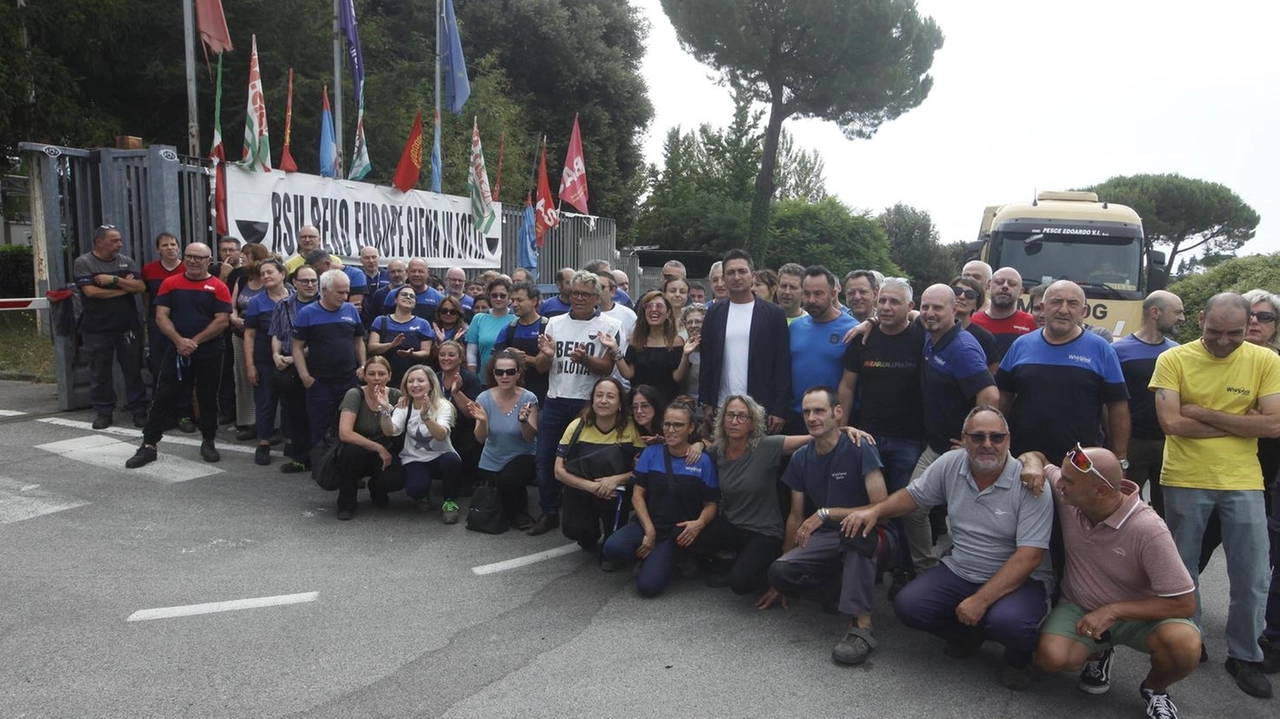 Foto di gruppo ieri mattina al presidio davanti ai cancelli dello stabilimento Beko di viale Toselli