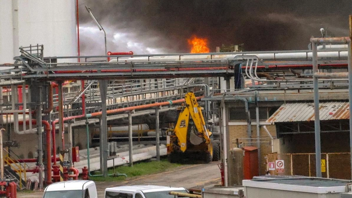 Tragedia a Calenzano: un'esplosione nel deposito Eni causa due morti, tre dispersi e diversi feriti. Indagini in corso. Tragedia a Calenzano: un'esplosione nel deposito Eni causa due morti, tre dispersi e diversi feriti. Indagini in corso.