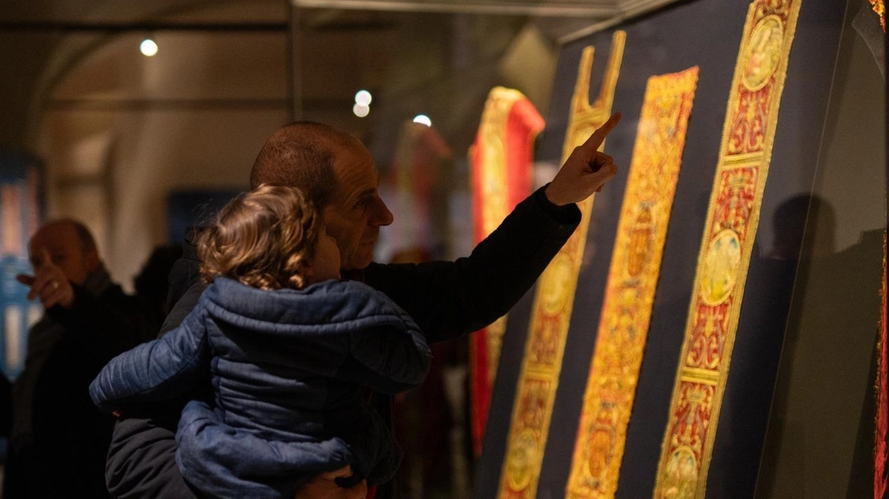 Al Museo del Tessuto i Tesori di seta e tanto altro da scoprire o rivedere. Nella foto piccola La Natività di Filippo Lippi al Pretorio Al Museo del Tessuto i Tesori di seta e tanto altro da scoprire o rivedere. Nella foto piccola La Natività di Filippo Lippi al Pretorio