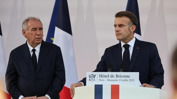 Macron: “Difendiamoci dalla Russia. Siamo minacciati come nel 1945”