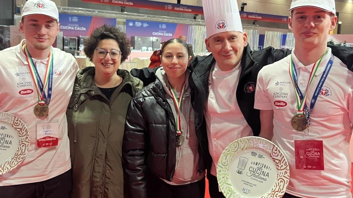 CITTÀ DI CASTELLO - Ottimi piazzamenti a Rimini ai campionati della cucina italiana per quattro alunni del settore alberghiero dell’istituto... CITTÀ DI CASTELLO - Ottimi piazzamenti a Rimini ai campionati della cucina italiana per quattro alunni del settore alberghiero dell’istituto...