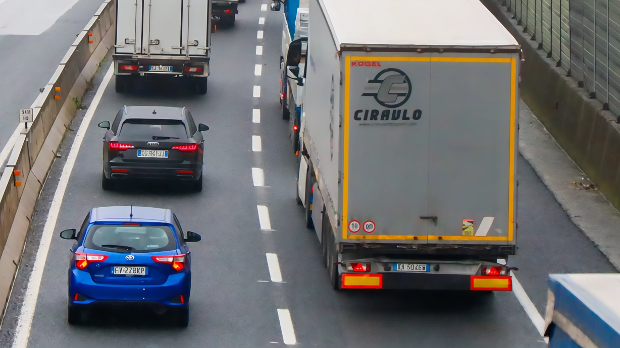 Camion si intraversa tra Lastra a Signa e Ginestra Fiorentina, causando chilometri di coda e intervento dei vigili del fuoco. Camion si intraversa tra Lastra a Signa e Ginestra Fiorentina, causando chilometri di coda e intervento dei vigili del fuoco.