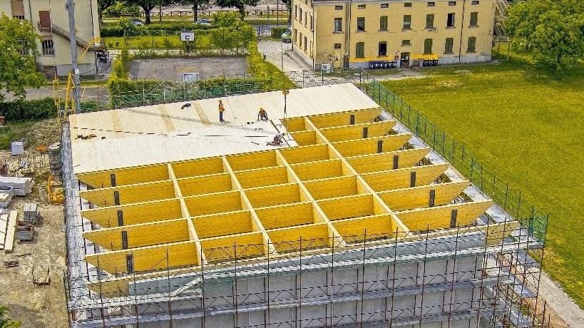 Due corpi separati ma integrati, con un campo regolamentare da pallacanestro e un campo centrale da pallavolo, entrambi con fasce laterali Due corpi separati ma integrati, con un campo regolamentare da pallacanestro e un campo centrale da pallavolo, entrambi con fasce laterali