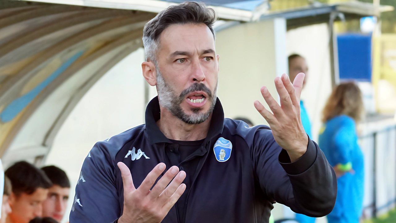 L’allenatore della Sangiovannese Marco Bonura prepara i suoi alla trasferta contro il Livorno di domenica prossima L’allenatore della Sangiovannese Marco Bonura prepara i suoi alla trasferta contro il Livorno di domenica prossima