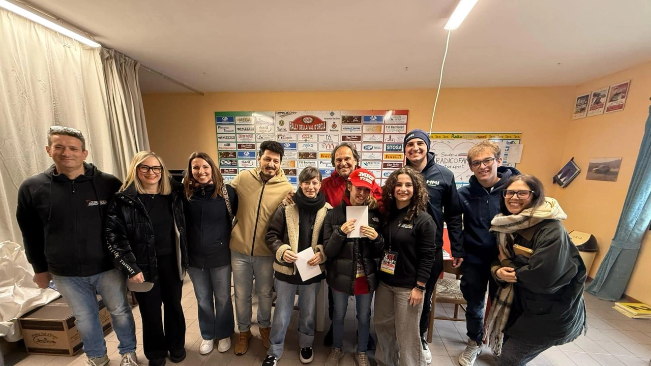 Lo scatto di gruppo. in occasione del Rally della Val d’Orcia che ogni anno richiama appassionati e spettatori da ogni angolo d’Italia