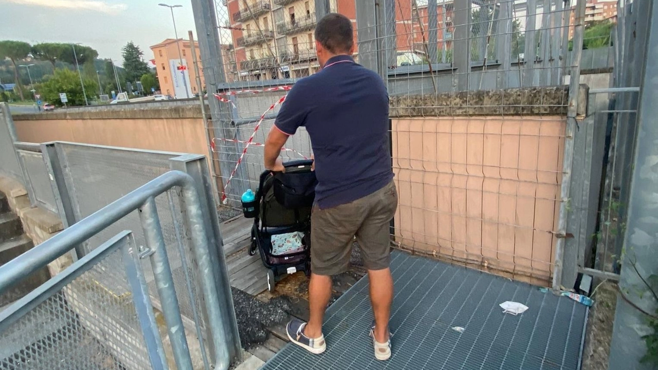 La passerella pedonale di largo Campidoglio è chiusa da venti giorni per lavori La passerella pedonale di largo Campidoglio è chiusa da venti giorni per lavori