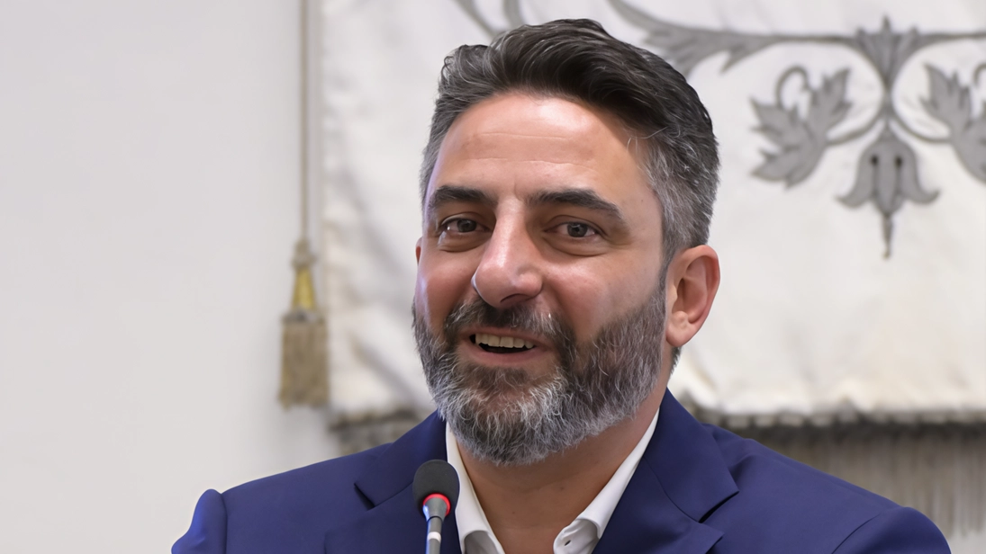 La storica società ha perso la gestione degli impianti e ricorre contro l’esclusione dal bando comunale. L’opposizione: "Il Comune usa 10mila euro pubblici per difendersi". La replica: "Tutto fatto correttamente". . La storica società ha perso la gestione degli impianti e ricorre contro l’esclusione dal bando comunale. L’opposizione: "Il Comune usa 10mila euro pubblici per difendersi". La replica: "Tutto fatto correttamente". .