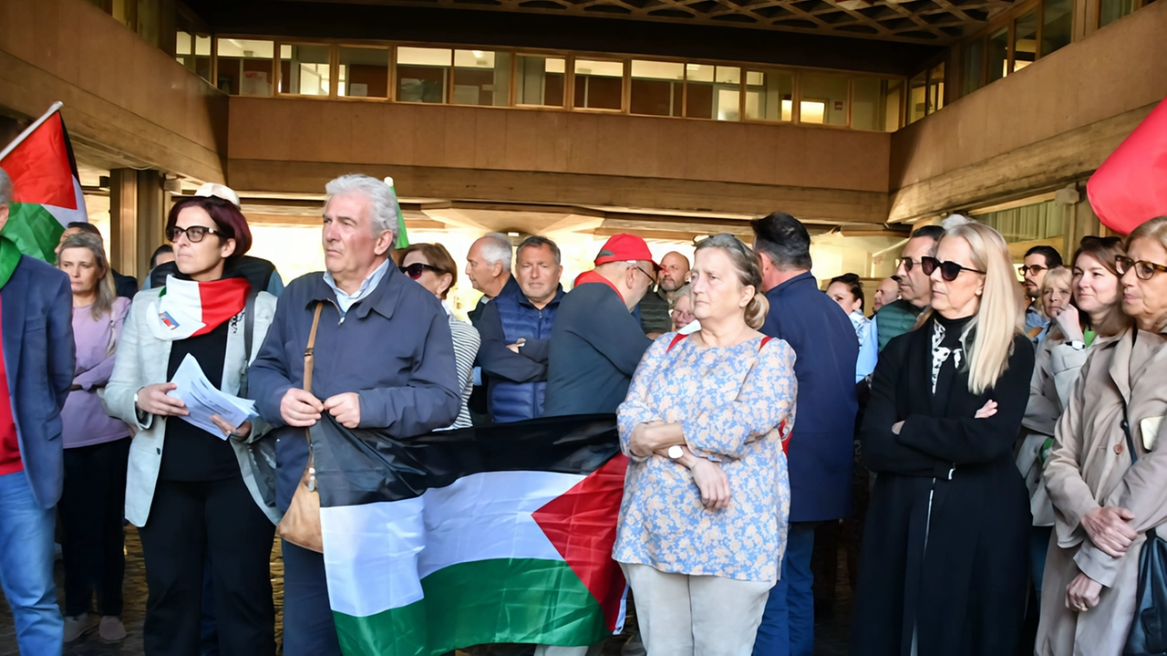 La manifestazione che si è tenuta martedì in centro a Massa La manifestazione che si è tenuta martedì in centro a Massa
