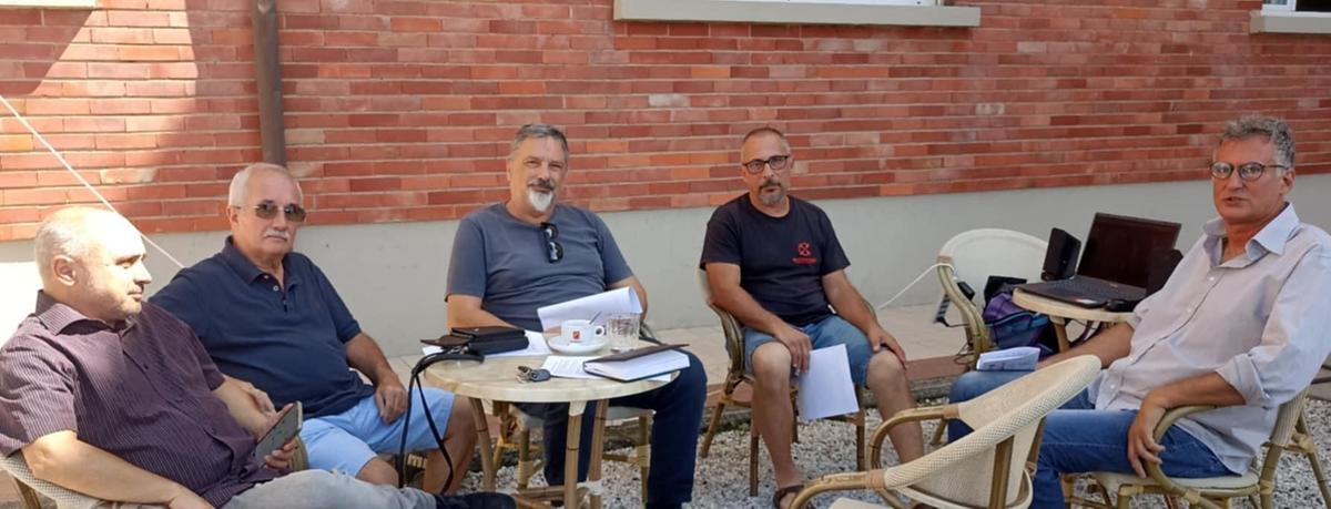 Il “kit di sopravvivenza contro il capitalismo”. Via alle lezioni di politica Il “kit di sopravvivenza contro il capitalismo”. Via alle lezioni di politica
