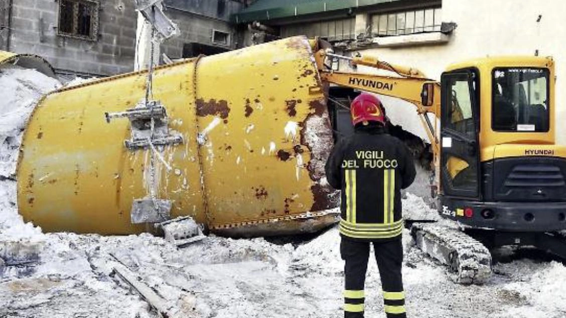 Nicola Iacobucci lavorava in una vecchia segheria di marmo a Luni. Il gup rinvia a giudizio gli indagati: prima udienza a dicembre. Nicola Iacobucci lavorava in una vecchia segheria di marmo a Luni. Il gup rinvia a giudizio gli indagati: prima udienza a dicembre.