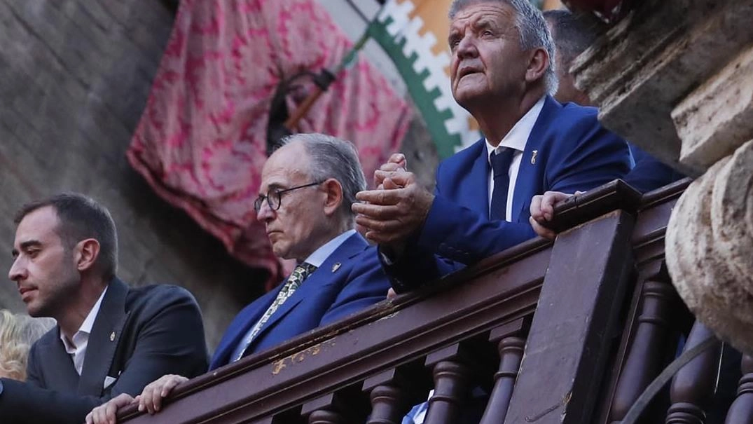 Il capitano della Selva Andrea Causarano, nella foto, sul palco fra i colleghi della Chiocciola e dell’Istrice