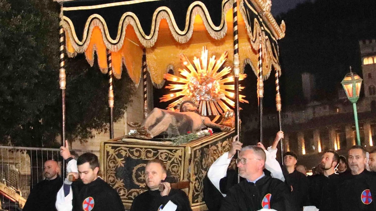 La processione del Venerdì santo: una celebrazione particolarmente sentita a Gubbio che, come da tradizione, si è conclusa nella chiesa di San Domenico