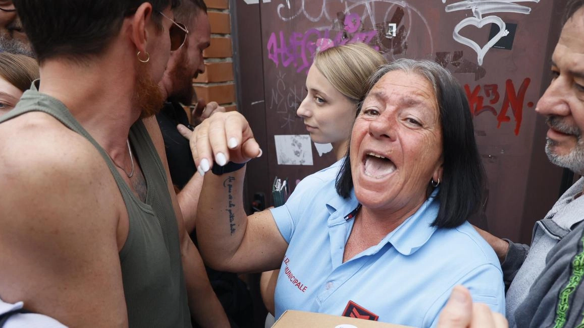 Un agente della polizia municipale mentre tenta di riportare l’ordine (fotoservizio Enrico Mattia Del Punta) Un agente della polizia municipale mentre tenta di riportare l’ordine (fotoservizio Enrico Mattia Del Punta)