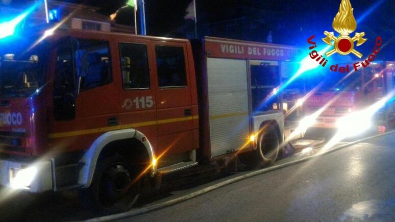 Paura nella notte: incendio in un appartamento, donna portata in ospedale Paura nella notte: incendio in un appartamento, donna portata in ospedale