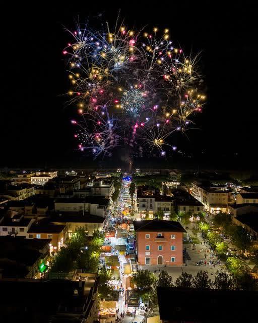 Forte dei Marmi si veste a festa, la Fiera di Sant’Ermete ci sarà. Rimandata la decisione per i fuochi