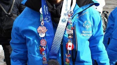 Cecilia Batignani con la medaglia d’argento al collo vinta ai Mondiali invernali Special Olympics di Torino Cecilia Batignani con la medaglia d’argento al collo vinta ai Mondiali invernali Special Olympics di Torino