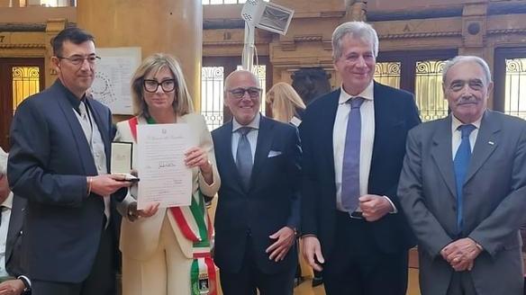 https://www.lanazione.it/image-service/view/acePublic/alias/contentid/NzM2OTNhNzItMDA5Yi00/0/stelle-al-merito-del-lavoro-consegnate-dal-prefetto-a-5-dipendenti-di-aziende.jpeg?f=16:9&w=1200&h=630