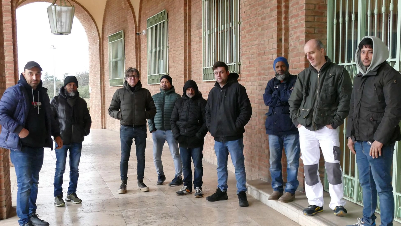 Alcuni dipendenti dell’azienda di filati Hsg, proprietaria della filiale casentinese