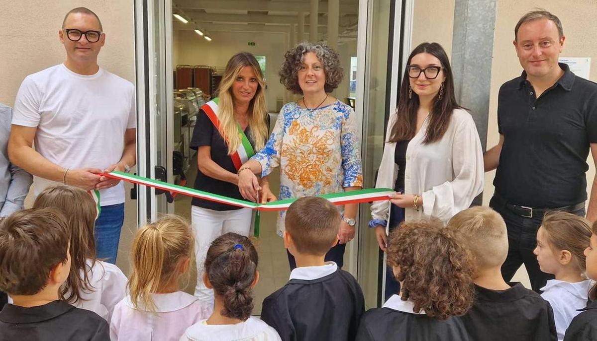 https://www.lanazione.it/image-service/view/acePublic/alias/contentid/NzM3MDdlMjMtNjViYi00/0/mensa-scolastica-del-giglio-ora-e-diventata-realta-spazi-per-255-alunni.jpeg?f=1.90:1&w=1200