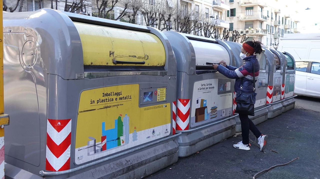 Nel mirino lo smaltimento all’isola zonale dell’immondizia prodotta dagli uffici di via Mazzini. Ma Genova addebita lo stesso importo all’impresa di pulizie ’colpevole’ della violazione. Nel mirino lo smaltimento all’isola zonale dell’immondizia prodotta dagli uffici di via Mazzini. Ma Genova addebita lo stesso importo all’impresa di pulizie ’colpevole’ della violazione.