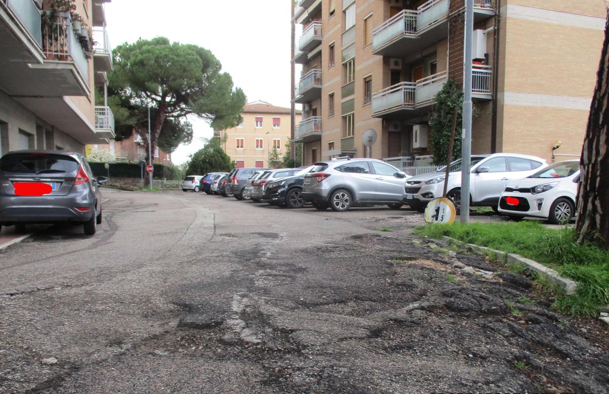 buche e avvallamenti strada colabrodo basta con gli interventi provvisori