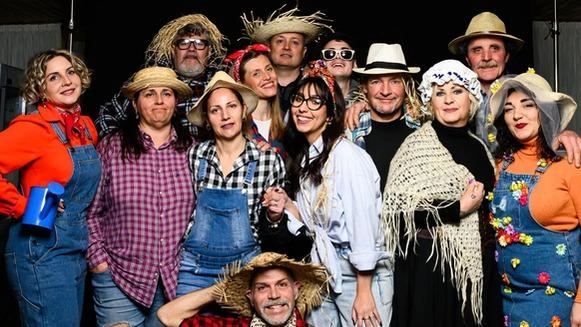 La compagnia teatrale del CarnevalPuccini torna in scena con la canzonetta «En curiosi i cunigliori» per la regia di Michele Cordoni e Lara Tomei