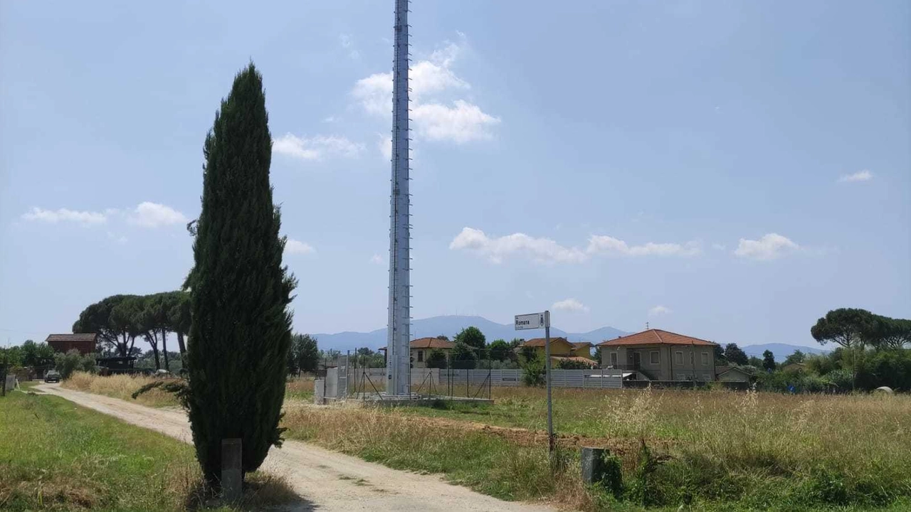 L’antenna della discordia collocata in località Palandri a Castelfranco di Sotto, ma al confine con Altopascio L’antenna della discordia collocata in località Palandri a Castelfranco di Sotto, ma al confine con Altopascio