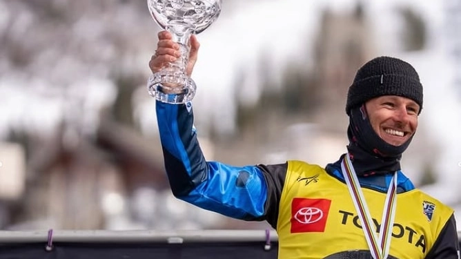 Luchini mostra il trofeo conquistato