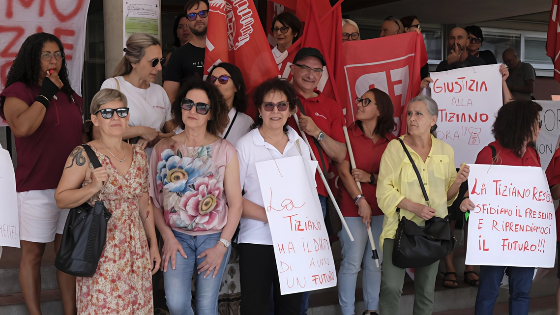 Il sit in di protesta andato in scena mercoledì davanti a palazzo civico con sindacalisti e operatori Il sit in di protesta andato in scena mercoledì davanti a palazzo civico con sindacalisti e operatori
