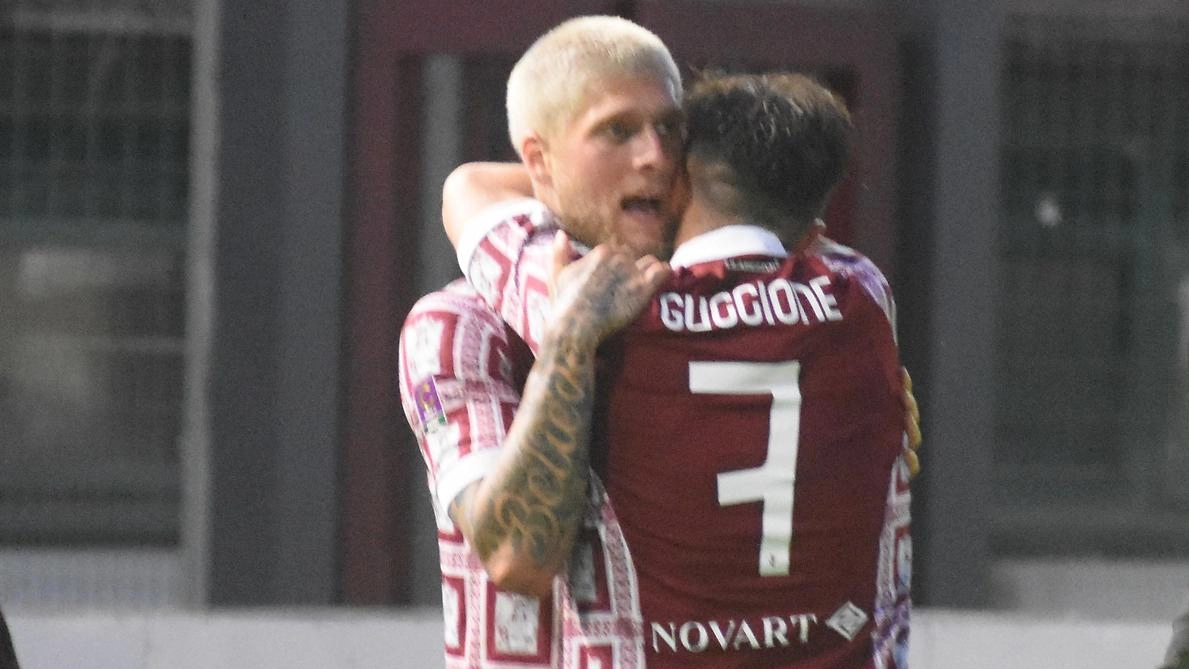 L’attaccante Mario Ravasio, autore di una doppietta, abbracciato da Guccione. La terza rete di Pattarello su rigore L’attaccante Mario Ravasio, autore di una doppietta, abbracciato da Guccione. La terza rete di Pattarello su rigore