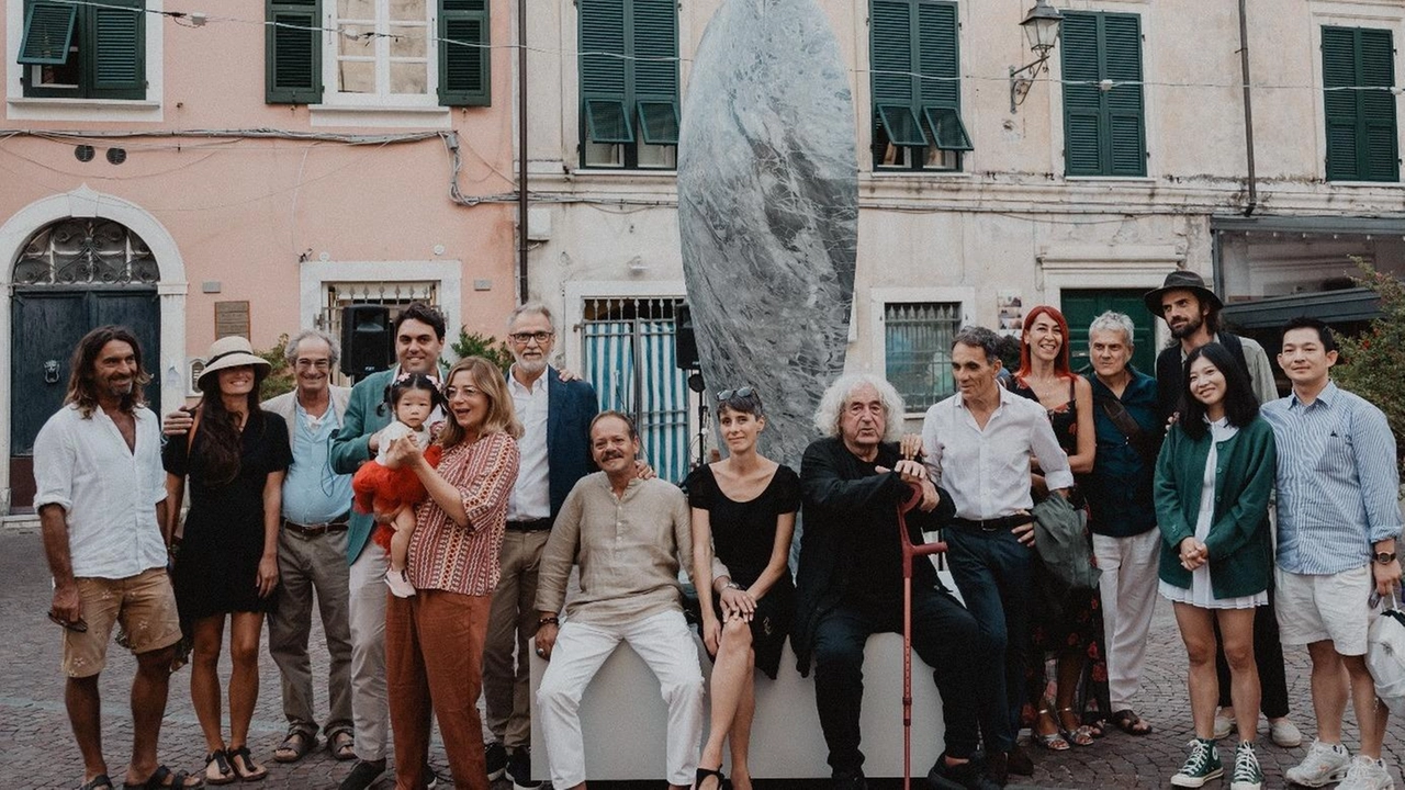Le opere restano installate fino al 28 ottobre nelle piazze Calandrini e Luni, in via Mazzini e nell’atrio comunale Le opere restano installate fino al 28 ottobre nelle piazze Calandrini e Luni, in via Mazzini e nell’atrio comunale