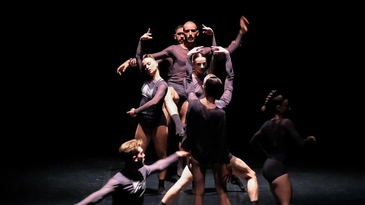 Il balletto "Bayadère. Il regno delle ombre" porta la grande danza sul palco del Politeama Clarici con la Compagnia Nuovo Balletto di Toscana. La coreografia di Michele Di Stefano rivisita in chiave contemporanea il classico atto III, offrendo uno spettacolo carico di suggestioni e potenza dinamica. Il balletto "Bayadère. Il regno delle ombre" porta la grande danza sul palco del Politeama Clarici con la Compagnia Nuovo Balletto di Toscana. La coreografia di Michele Di Stefano rivisita in chiave contemporanea il classico atto III, offrendo uno spettacolo carico di suggestioni e potenza dinamica.