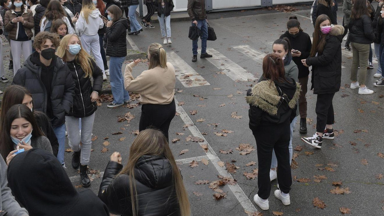 Una studentessa si ritira per motivi di salute dal liceo Scienze umane “Paladini“, ma invia questa lettera aperta, firmata con... Una studentessa si ritira per motivi di salute dal liceo Scienze umane “Paladini“, ma invia questa lettera aperta, firmata con...