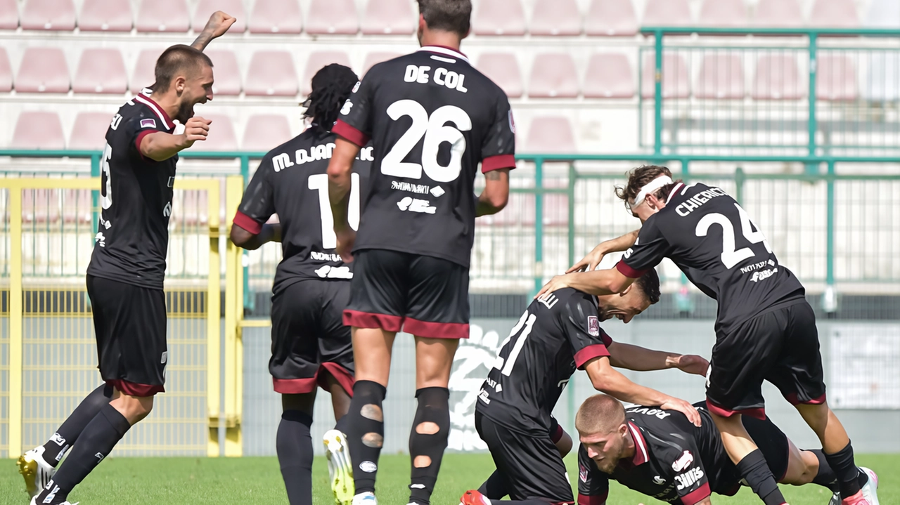 L’esultanza amaranto, la squadra corre ad abbracciare Ravasio. Credito per la foto alla Società Sportiva Arezzo calcio