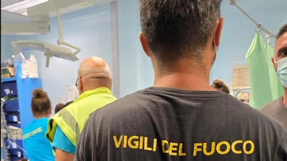 I vigili del fuoco hanno continuato il lavoro di taglio della punta di ferro nella gamba della ragazza anche al pronto soccorso I vigili del fuoco hanno continuato il lavoro di taglio della punta di ferro nella gamba della ragazza anche al pronto soccorso