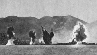 Bombardamento alleato sul Golfo della Spezia. Al centro, Renato Mazzolani