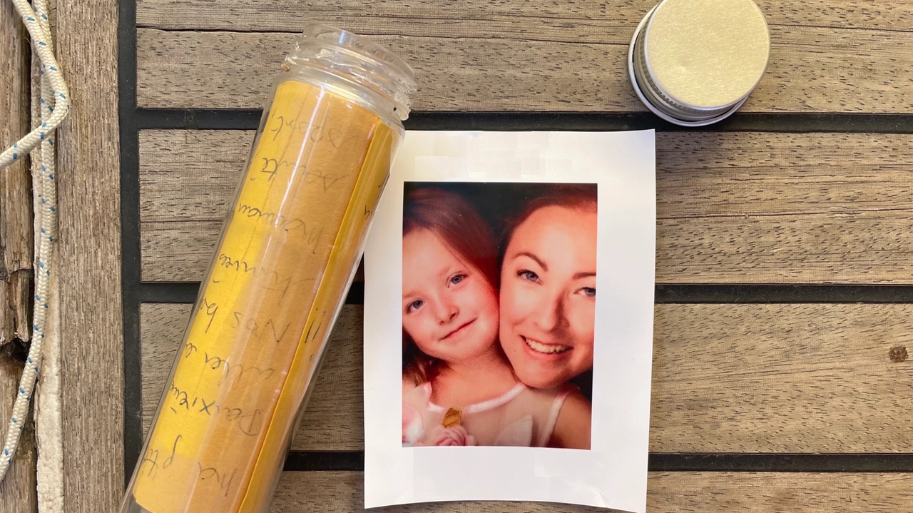 La foto di mamma e figlia contenuta nella bottiglia La foto di mamma e figlia contenuta nella bottiglia