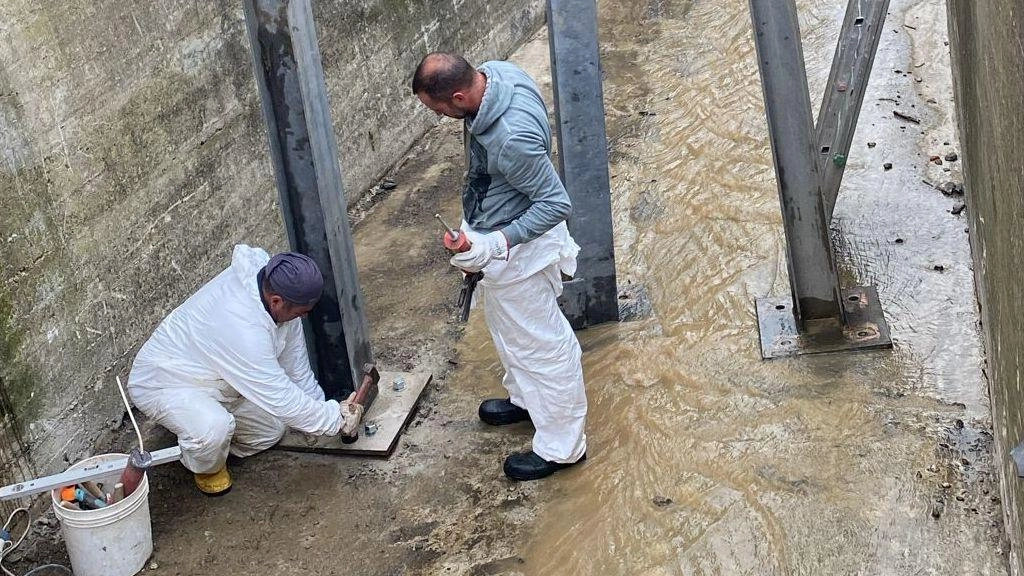 L’installazione della griglia selettiva per il torrente Stregale L’installazione della griglia selettiva per il torrente Stregale