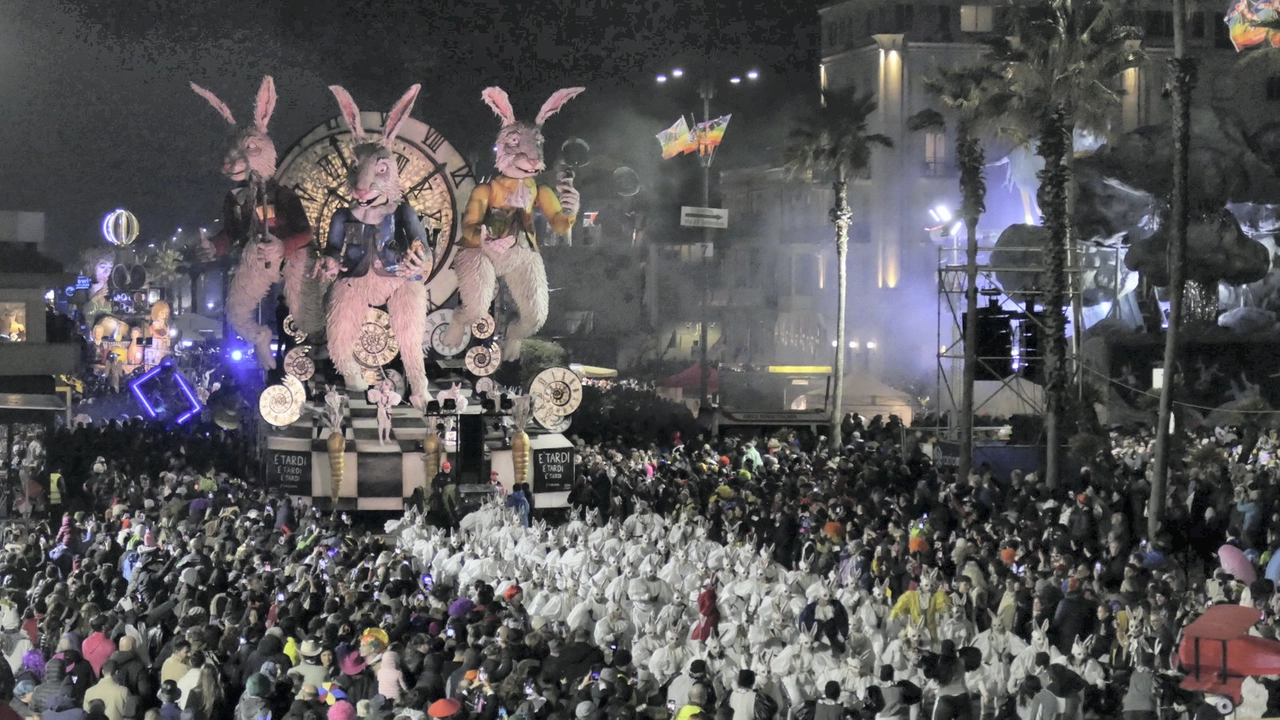 La folla per il corso mascherato in notturna (Foto Umicini)