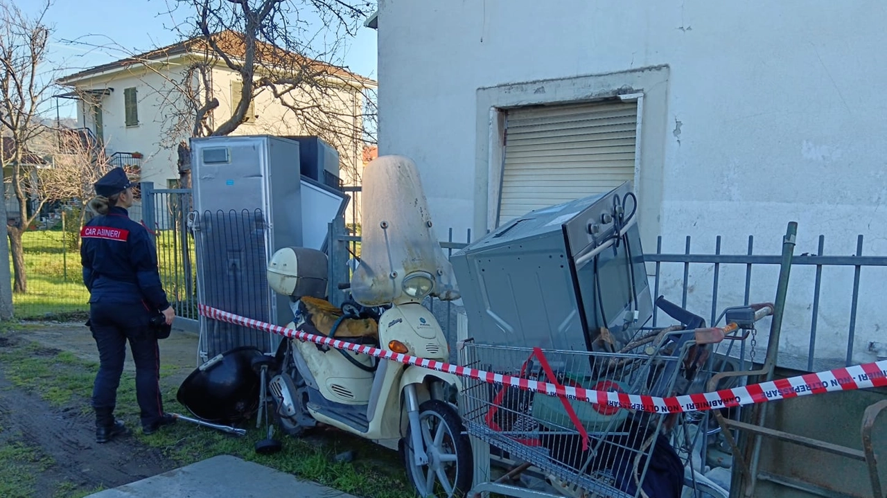 L'attività dei carabinieri forestali in un'area sequestrata L'attività dei carabinieri forestali in un'area sequestrata