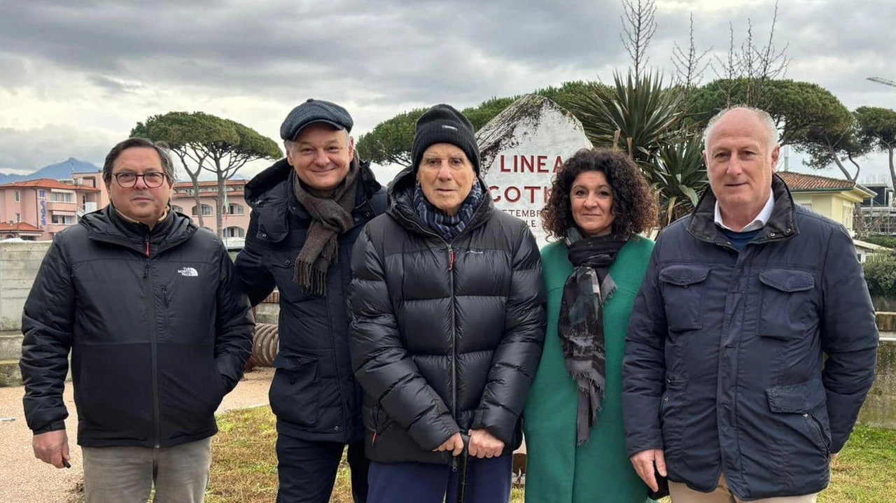 Renato Sacchelli al monumento della linea gotica al Cinquale, poi accompagnato dal sindaco Gianni Lorenzetti ed Eleonora Petracci Renato Sacchelli al monumento della linea gotica al Cinquale, poi accompagnato dal sindaco Gianni Lorenzetti ed Eleonora Petracci