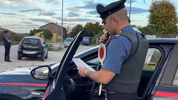 Truffa dello specchietto. Ottocento euro in fumo: “Non consegnate denaro”