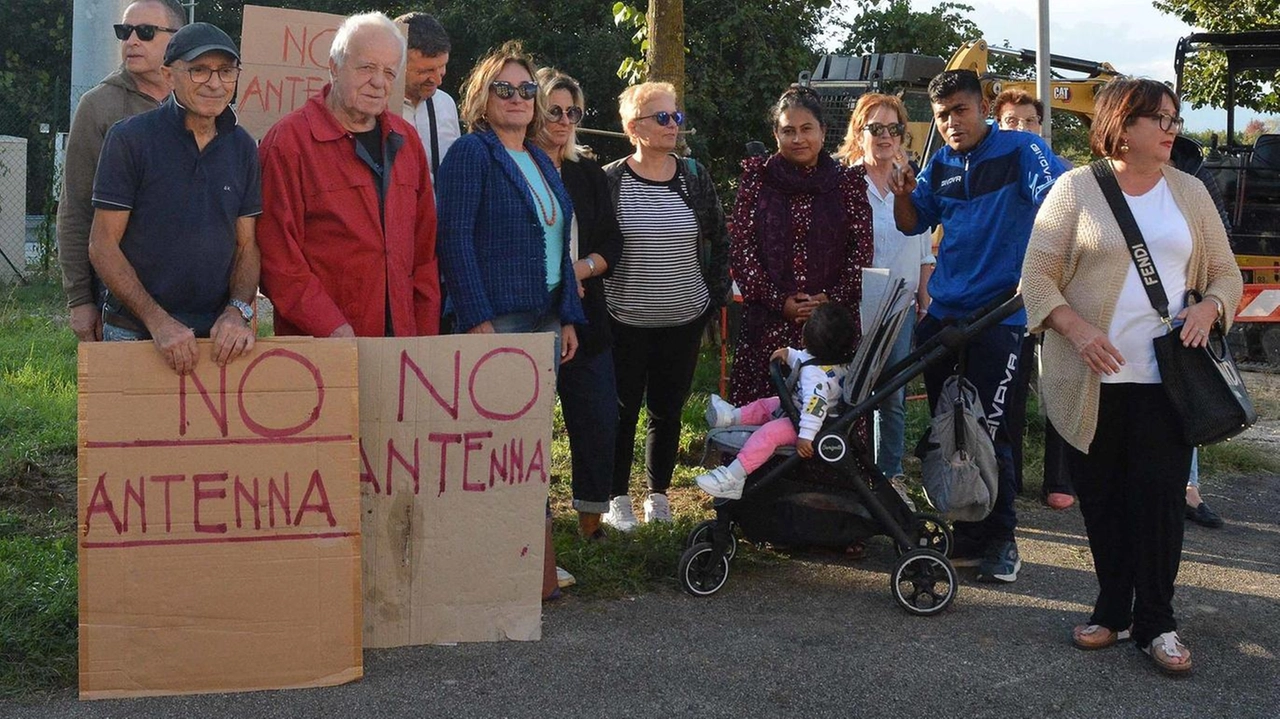 I residenti in protesta contro il ripetitore telefonico installato in via Sicilia I residenti in protesta contro il ripetitore telefonico installato in via Sicilia