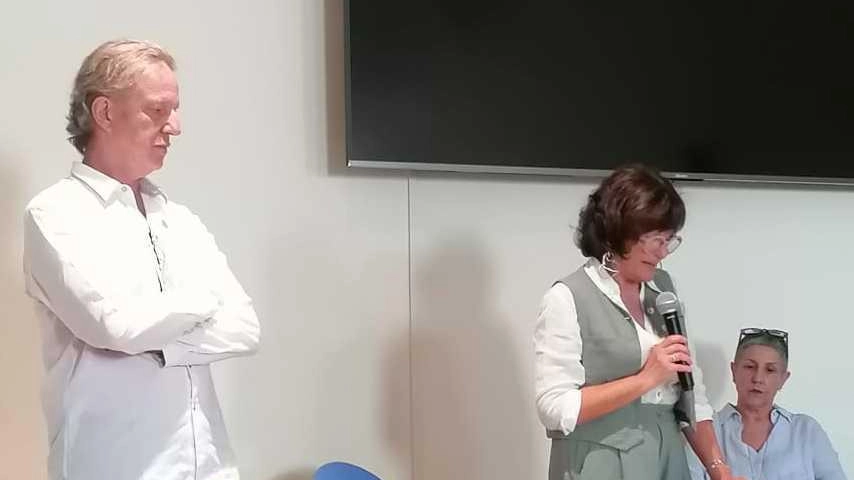 Oltre 150 tra poesie e racconti alla 31ª edizione organizzata dal Cenacolo. La cerimonia con la musica di Alessandro Zavattaro e l’arte di Groter Walpius. Oltre 150 tra poesie e racconti alla 31ª edizione organizzata dal Cenacolo. La cerimonia con la musica di Alessandro Zavattaro e l’arte di Groter Walpius.