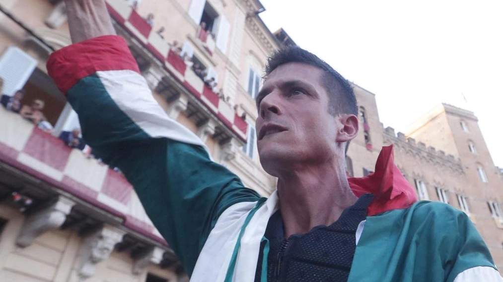 Il fantino ha dedicato il successo alla sua Ilaria, al figlio Mattia e all’Oca. "Io nella parabola discendente della carriera? Non ci credeva neppure chi lo diceva"