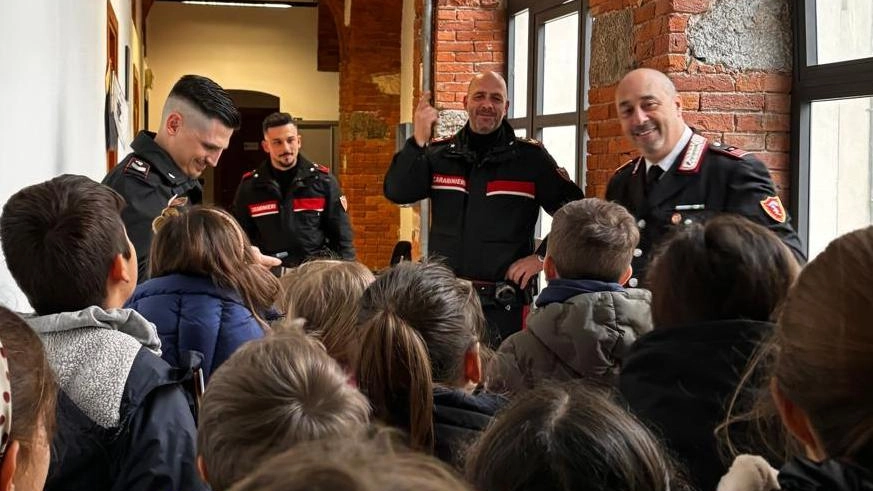 Due momenti della visita degli studenti della scuola media Buonarroti di Marina di Carrara al Comando Compagnia Carabinieri