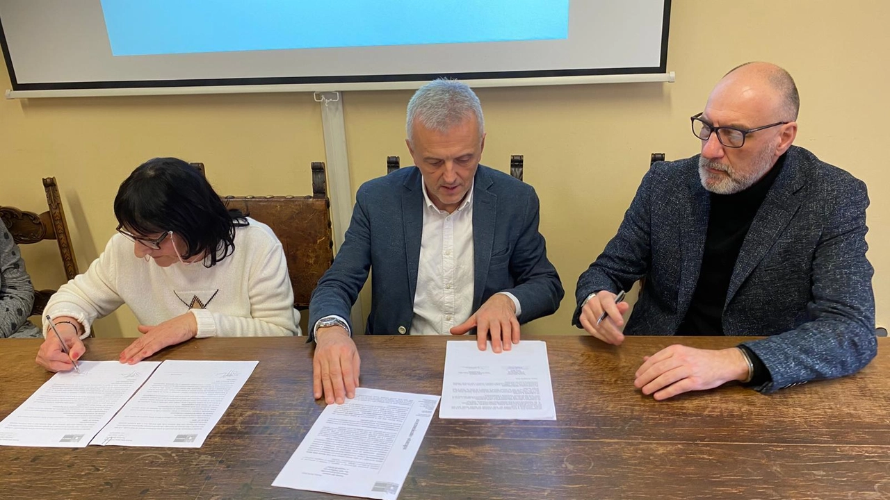Da sinistra Catia Pippi, Stefano Lomi e Fabio Berti alla firma dei documenti Da sinistra Catia Pippi, Stefano Lomi e Fabio Berti alla firma dei documenti