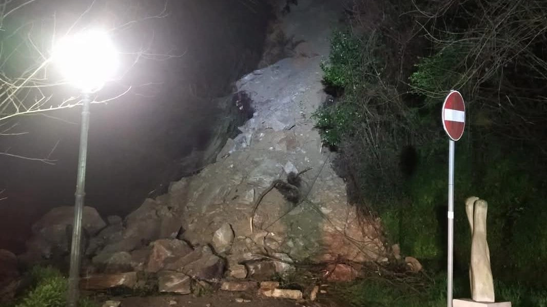 La frana, provocata dalle forti piogge,. che si è verificata. , nel comune di Seravezza,. in via Monte Altissimo in prossimità del ponte de’ Rossi alle porte di Riomagno La frana, provocata dalle forti piogge,. che si è verificata. , nel comune di Seravezza,. in via Monte Altissimo in prossimità del ponte de’ Rossi alle porte di Riomagno